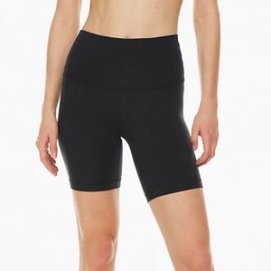 Aritzia TnAction 7” Black / Dark Logo Biker Shorts Size Small GREAT CONDITON
